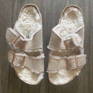 FLUFFY BIRKINSTOCKS💋💋
